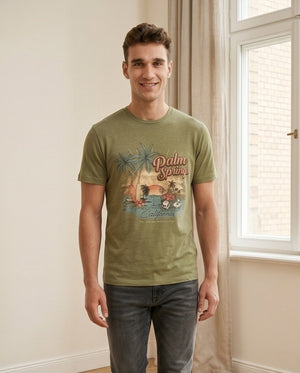t-shirt uomo indossata in cotone con stampa color cachi fronte