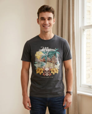 T-shirt nera uomo primo piano