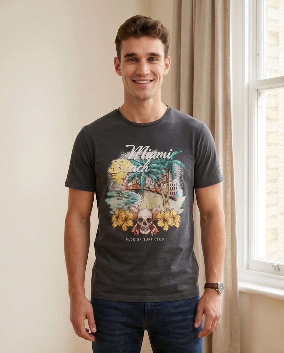 T-shirt nera uomo primo piano