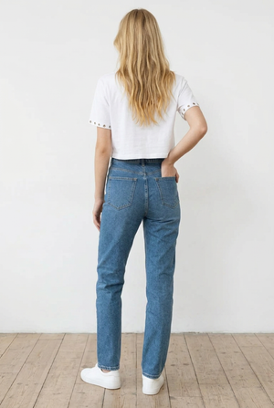 Maglia donna crop, bianca a maniche corte con borchie su maniche