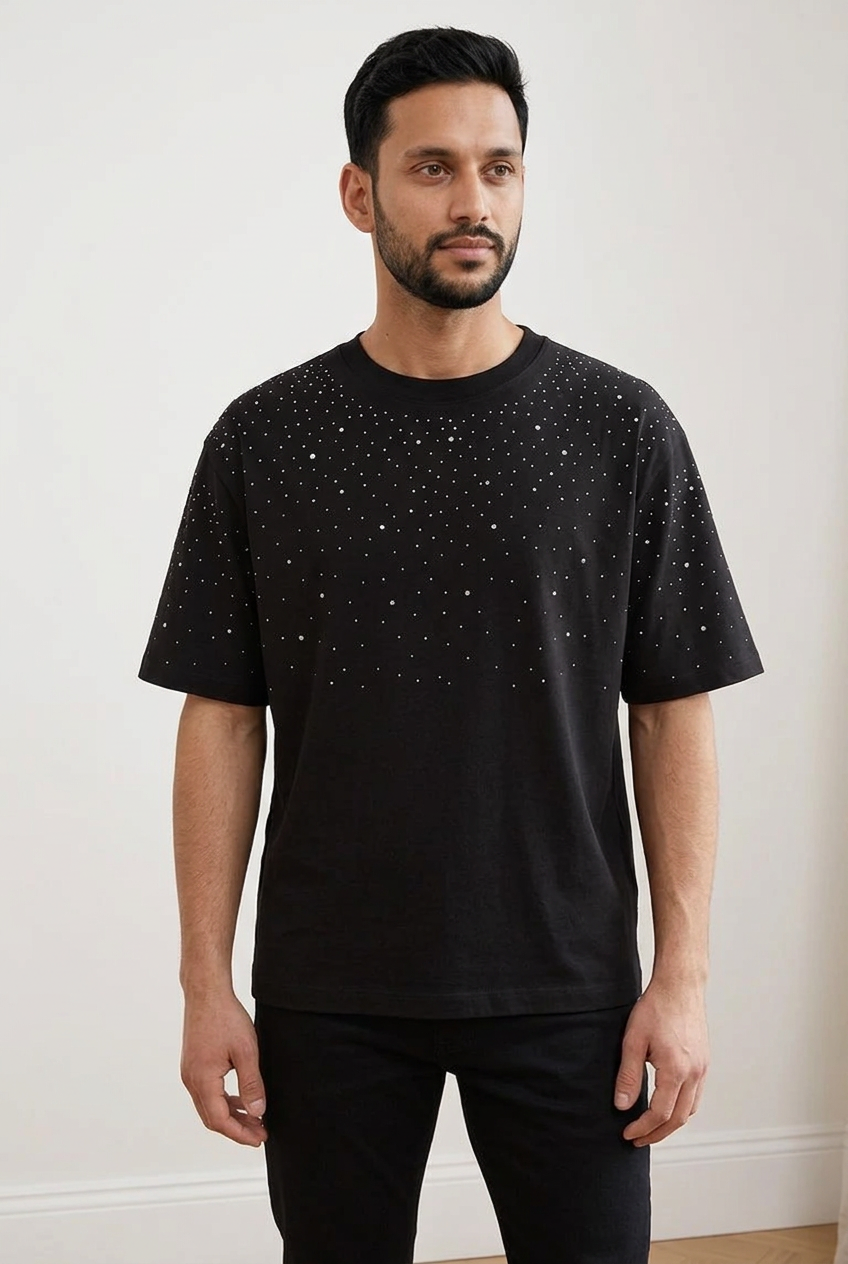 T-shirt girocollo a maniche corte realizzata in 100% cotone. Presenza di micro strass applicati esclusivamente sul fronte e sulle maniche