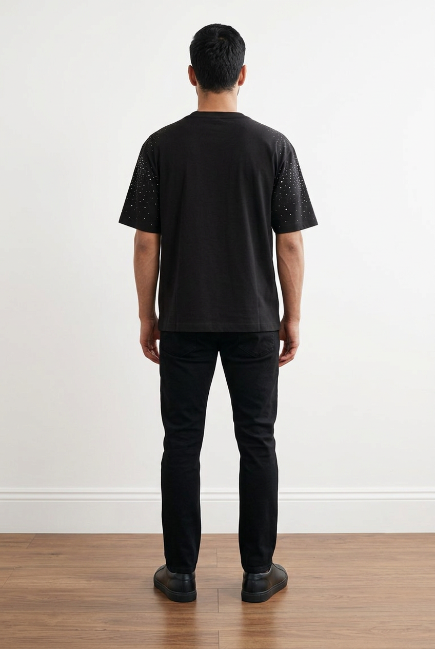 T-shirt uomo girocollo a maniche corte realizzata in 100% cotone. Presenza di micro strass applicati esclusivamente sul fronte e sulle maniche anche sul retro