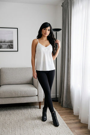 Top donna  in poliestere con spalline sottili e regolabili e ampio scollo a V