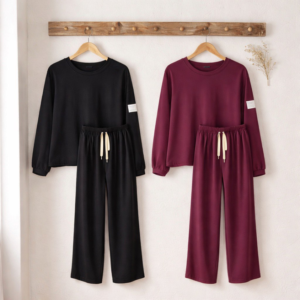 Completo tuta bordeaux o nera, in poliestere, con felpa girocollo a spalla scesa e patch sulla manica, pantalone a gamba dritta con coulisse